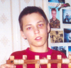 2.  Волков Александр Владимирович  1997 г.р.; рост около 160 см, волосы светлые длинные, был одет в синюю болоньевую куртку, белые кроссовки, т/синие джинсы.