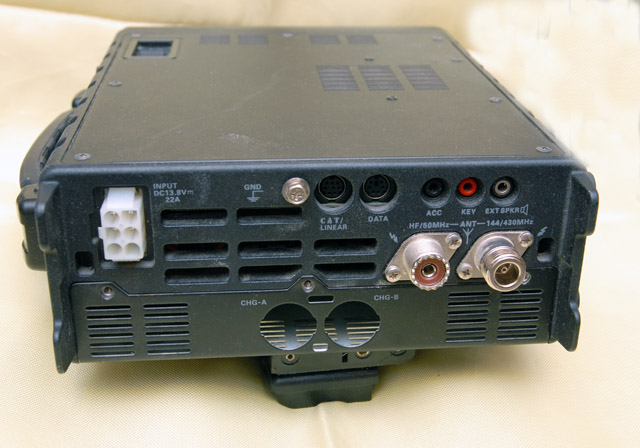 Внешний вид задней панели радиостанции Yaesu FT-897D в стандартной конфигурации, как она и продается, т.е. установлена обычная нижняя стенка корпуса, правда заглушки отверстий  для  зарядных разъемов аккумуляторов уже удалены.